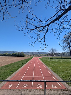 Laufbahn mit Weitsprunggrube an der Schutterlindenberghalle Lahr/ Hugsweier