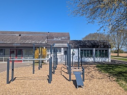 Calisthenics-Anlage vor der Schutterlindenberghalle
Calisthenics Outdoor-Fitness 