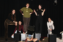 Teilnehmerinnen und Teilnehmer des ParktheaterClubs posieren für die Kamera.