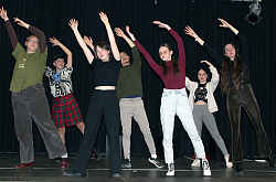 Teilnehmerinnen und Teilnehmer des ParktheaterClubs formen gemeinsam eine Bewegung mit ihren ausgestreckten Händen.