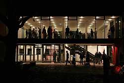 Parktheater Foyer von außen, Nachtaufnahme