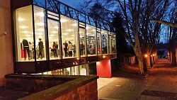 Beleuchtetes Foyer im Parktheater mit Gästen