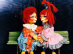 Paulchen und Pauline auf einer Parkbank