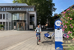 Pedelec-Station von nextbike am Rathausplatz in Lahr, davor Martin Stehr vom Stadtplanungsamt auf einem der Pedelecs. Im Hintergrund das Bürgerbüro der Stadt Lahr.
