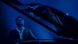 Pervez Mody sitzte an einem Flügel