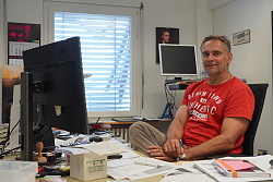 Das Foto zeigt einen Mann an seinem Arbeitsplatz.