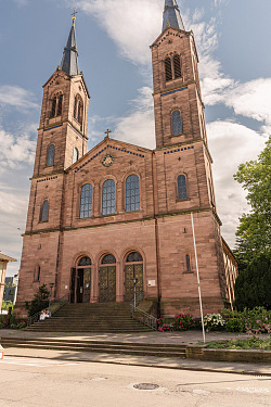 Das Bild zeigt die Kirche St. Peter und Paul vor strahlend blauem Himmel. Die Perspektive von unten nach oben lässt sie noch höher und imposanter wirken.