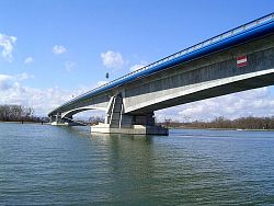 Das Bild zeigt die Pflimlinbrücke über den Rhein bei Altenheim vom Fluss aufgenommen.