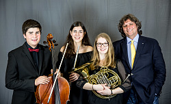 Auf dem Bild sind zu sehen von links nach rechts: Armin Lutz, mit Violoncello; Leonie Meier, mit Flöte; Miriam Voltz, mit Horn und Lehrer Andrej Melik.