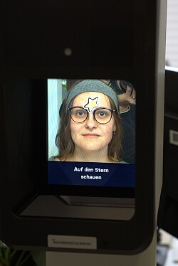 Bürgerin schießt ein Passfoto.