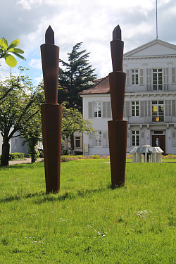 Skulptur im Park im Innenhof von Rathaus 1 