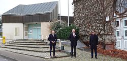 Auf dem Foto sieht man vor dem alten Eingang zum Post-Areal stehend von links nach rechts Oberbürgermeister Markus Ibert, Helmut Becker, Vorstandsvorsitzender der Sparkasse Offenburg/Ortenau, und Frank Peter Rottenecker, Vorstandsvorsitzender der Volksbank Lahr eG