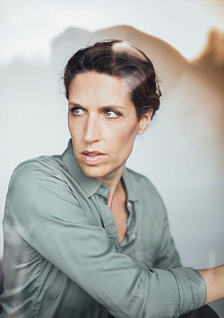 Christine Prayon blickt zur Seite