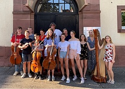 Zu sehen sind die Wettbewerbsteilnehmer aus Lahr; Namen v.l.n.r: Leo Krappitz, Marius Mährlein, Albert Vetter, Dac Anh-Minh Ngo, Claudia Bühler, Mathilda Meier, Andrej Melik, Sophia Faißt, Christiane Vosseler, Apollonia Meier, Magdalena Laifer, Marion Navarro und Laetitia Glassen.