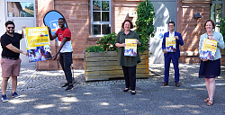 Vorstellung der Silent Disco by BlackVRst (von links): Taner Demiraley , (Stadt Lahr), Iliham Arouna (Jugendgemeinderat Stadt Lahr) Friederike Ohnemus (Stadt Lahr), Frank Peter Rottenecker (Volksbank Lahr), Martina Mundinger (Stadt Lahr)&#13;&#10;halten alle das Plakat in den Händen und stehen auf Abstand