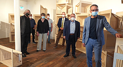 Architekt Jürgen Dittus, Erwoi Stiegeler ( Lahrer Werkstätten), Museumsleiterin Gabriele Bohnert, Clemens Tränkle (Lahrer Werkstätten)Thomas Breyer-Mayländer (Präsident Rotary Club Lahr), Helmut Rau (Kultusminister a.D.) und Oberbürgerbürgermeister Markus Ibert stehen vor den noch leeren Boxen der Lahrer Raumwunder. Alle tragen Masken. 