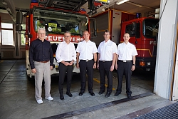 Harald Herrmann, externer Berater für den Dialog- und Veränderungsprozess der Lahrer Feuerwehr, Oberbürgermeister Markus Ibert, Feuerwehrkommandant Georg Schinke, die kommissarischen stellvertretenden Feuerwehrkommandanten Ralf Wieseke und Ralf Hemberger  stehen von rechts nach links vor einem Feuerwehrauto