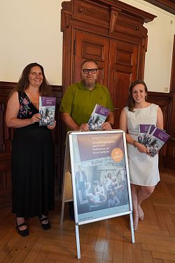 Kulturamtsmitarbeiterin Yvonne Berndt, Erster Bürgermeister Guido Schöneboom und die stellvertretende Kulturamtsleiterin Valerie Silberer (von links) präsentieren das neue Programm.
