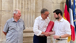 Das Foto zeigt von links Jean-Claude Protet, Vorsitzender des Doler Partnerschaftskomitees, Lahrs Oberbürgermeister Markus Ibert und Doles Bürgermeister Jean-Baptiste Gagnoux beim Empfang im Rathaus Dole.