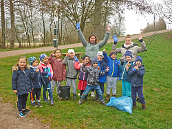Gruppenfoto von Kindern der Kita Kuhbach mit Erzieherinnen bei der Stadtputzete 2022