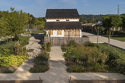 Bild auf das Streifenhaus und den angrenzenden archäobotanischen Garten