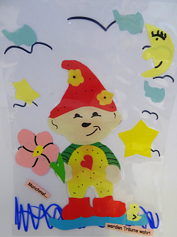 Eine kreativ gestaltete Gewinnspielkarte mit einem aufgeklebten Gartenzwerg. 