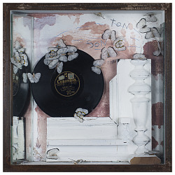 Auf dem Bild ein Kunstwerk mit einer Schallplatte und Schmetterlingen von R. Waydelich zu sehen. 