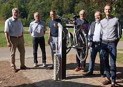 Einweihung der ersten Radservice-Station an der Hammerschmiede in Lahr-Reichenbach von links nach rechts: Bürgermeister Tilman Petters, Edgar Baßler vom Schwarzwaldverein Reichenbach e.V., Oberbürgermeister Markus Ibert, Ortsvorsteher Klaus Girstl, Helmut Schlitter vom Schwarzwaldverein Reichenbach e.V. und Martin Stehr vom Stadtplanungsamt. In der Mitte die neue Radservice-Station, an der ein Fahrrad befestigt ist.
