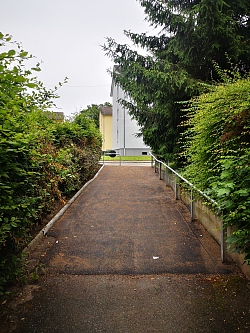 Zu sehen ist eine neue gebaute Rampe zwischen Schützenstraße und Eisweiherweg in Lahr. Rechts uns links stehen Bäume.