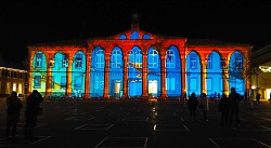 Das alte Gebäude der Luisenschule am Rathausplatz wird angestrahlt mit Säulen.