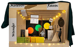 Auf dem Bild sieht man eine Kiste der Ausstellung