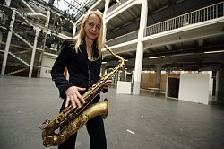Regina Degado mit ihrem Saxofon