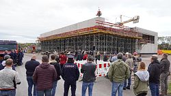 Gruppe von hinten vor dem Rohbau der Feuerwache West