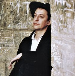 Zu sehen ist der verstorbene Sänger Rio Reiser. Er ist in einer Unterführung gegen die Wand gelehnt. Diese ist voller Kritzeleien. Rio trägt einen schwarzen großen Hut, Jeans, einen schwarzen Mantel und darunter ein weißes Hemd. Nachdenklich blickt er in die Ferne.