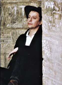 Zu sehen ist der verstorbene Sänger Rio Reiser. Er ist in einer Unterführung gegen die Wand gelehnt. Diese ist voller Kritzeleien. Rio trägt einen schwarzen großen Hut, Jeans, einen schwarzen Mantel und darunter ein weißes Hemd. Nachdenklich blickt er in die Ferne.