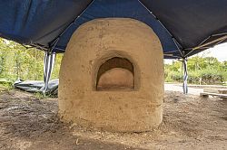 Das Bild zeigt den fertig gestellten überdachten Töpferofen auf dem Gartenschaugelände. 