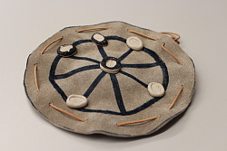 Aus Leder wird eine römische Rundmühle hergestellt, die als Beutel überall mitgenommen werden kann. Gespielt wird mit jeweils drei unterschiedlichen Tonsteinen.