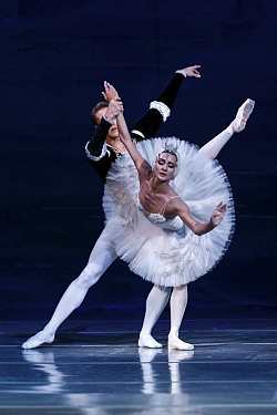 Das Foto zeigt eine Szene aus der Ballettaufführung. Es tanzen ein Mann und eine Frau