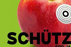 Zu sehen ist ein Apfel mit einer Zielscheibe als Aufkleber, der an die Obstaufkleber Aufkleber im Supermarkt erinnert. Es ist ein Plakat zur Ausstellung &#34;500 Jahre Schützen&#34; des Stadtmuseums Lahr. Der Zeitraum ist von 06. Mai bis 20. September 2026.