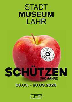 Zu sehen ist ein Apfel mit einer Zielscheibe als Aufkleber, der an die Obstaufkleber Aufkleber im Supermarkt erinnert. Es ist ein Plakat zur Ausstellung "500 Jahre Schützen" des Stadtmuseums Lahr. Der Zeitraum ist von 06. Mai bis 20. September 2026.