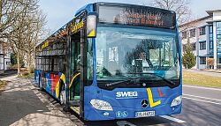 Ein Bus der SWEG-Linie steht an einer Haltestelle.