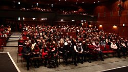 Innenansicht der Stadthalle mit Publikum