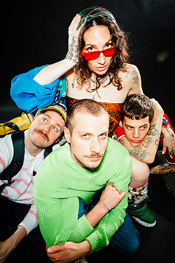 Das Foto zeigt, die Band Salomea bestehend aus 4 Personen. 