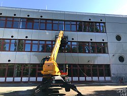 An der Fassade des Scheffelgymnasiums werden Kernbohrungen durchgeführt. 
