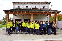 Die Teilnehmenden der Jugendbauhütte stehen vor dem Streifenhauses auf der Römeranlage im Lahrer Bürgerpark