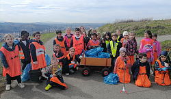 Kinder der Kita Am Schießrain räumen den Müll vom Schutterlindenberg weg mit Eimern. 