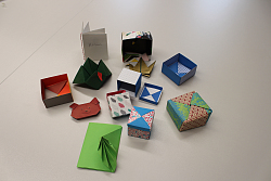 Das Foto zeigt viele verschiedene kleine bunte Schachteln. 