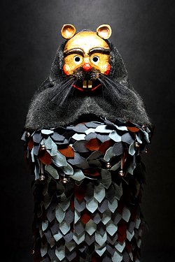 Eine Schärmus der Narrenzunft "Schärmies" Mietersheim e.V. im Häs mit Holzmaske.