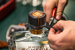 Öffnen einer Flasche mit Hochprozentigem