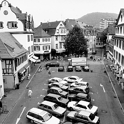 Stadt Lahr: Der Schloßplatz vor der Umgestaltung - mit Straße, Parkplätzen und Imbisswagen.